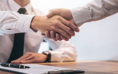 peo broker shaking hands with business owner
